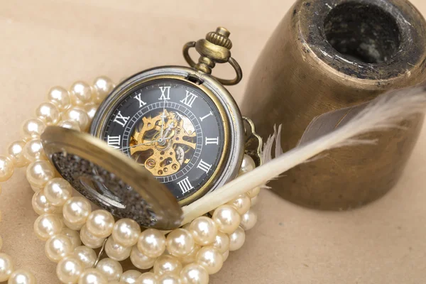 Reloj en el fondo blanco — Foto de Stock