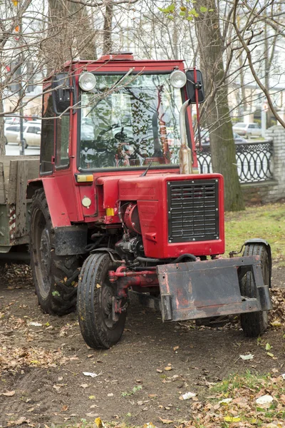 Tractor sobre el fondo blanco — Foto de Stock