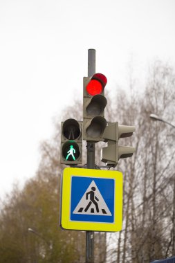 Beyaz arka plan üzerinde trafik işareti