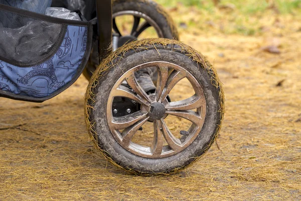 Hjul på den vita bakgrunden — Stockfoto