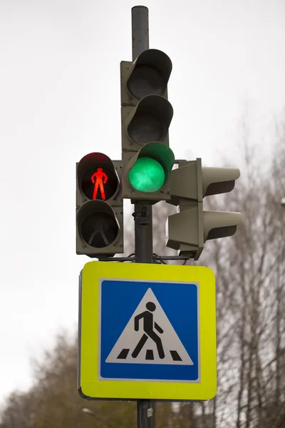 白い背景の交通信号 — ストック写真