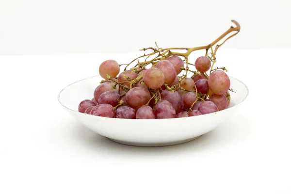 Uvas sobre fondo blanco — Foto de Stock