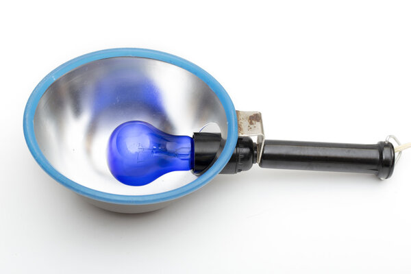 фиолетовая лампа на белом фоне
