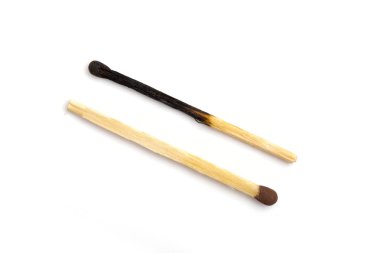 Beyaz arka plan üzerinde maçlar