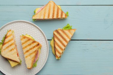 Jambonlu, peynirli ve domatesli sandviç. en üstteki görünüm