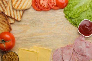 Sandviç. Sandviç, jambon, peynir, domates ve sos yapmak için gerekli malzemeler.