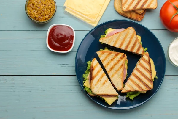 Sandwich Dans Une Assiette Avec Jambon Fromage Tomate Sur Fond — Photo