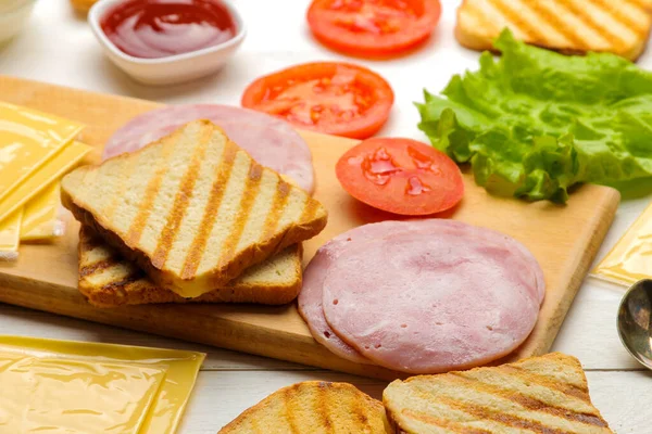 Сэндвич Ингредиенты Приготовления Бутербродов Доске Хлеба Ветчины Сыра Помидоров Белом — стоковое фото