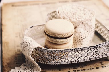 Kalp plaka, retro tarzı doldurma karamel ile vanilya acıbadem kurabiyesi