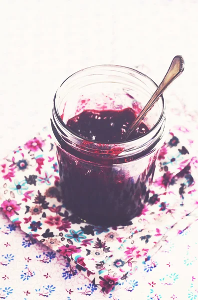 在玻璃罐子里自制的野生蓝莓果酱 — 图库照片
