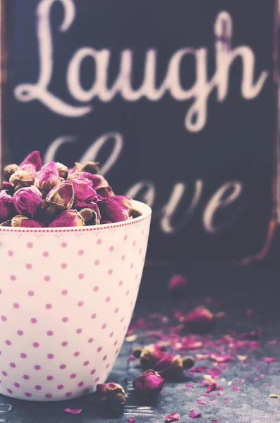 Rosa Punkte Teetasse voller getrockneter Rosen, Zusammensetzung im Vintage-Stil — Stockfoto