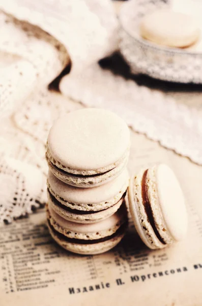 Stapel vanille bitterkoekjes met chocolade ganache, retro stijl — Stockfoto