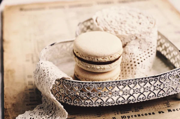 Vanille macaroon met karamel vulling op hart plaat, retro stijl — Stockfoto