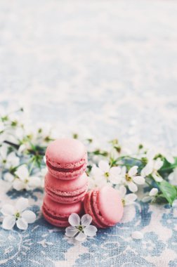 Ahududu macaroons ve kiraz çiçekleri yığını