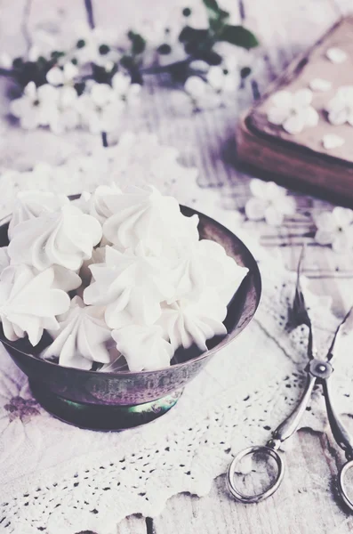 Kusjes van meringue en cherry bloemen, vintage decoratie — Stockfoto