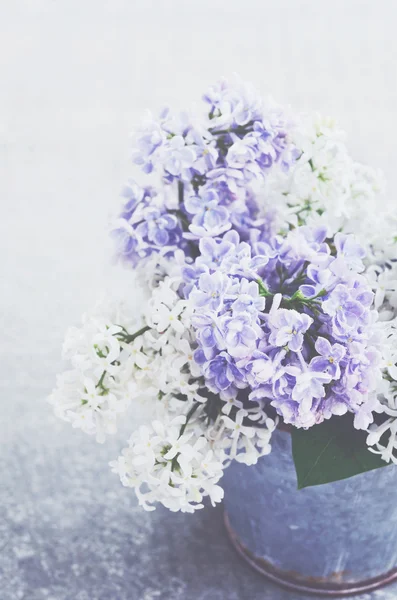 Ramo de flores de color lila blanco y púrpura en cuenco de metal sobre fondo gris —  Fotos de Stock