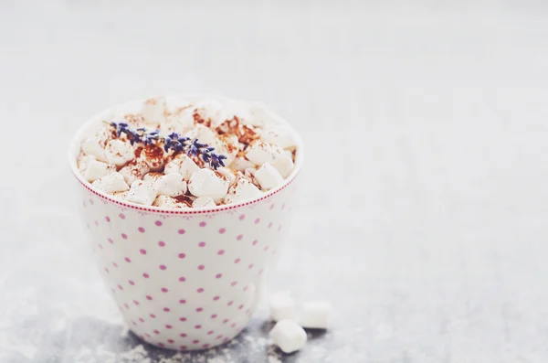 Kaffe med marshmallow, lavendel och kanel i rosa prickiga cup — Stockfoto