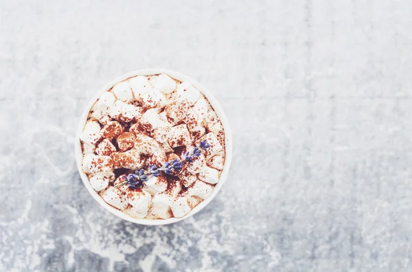 Warme chocolademelk met marshmallows, lavendel en kaneel op marmeren tafel — Stockfoto