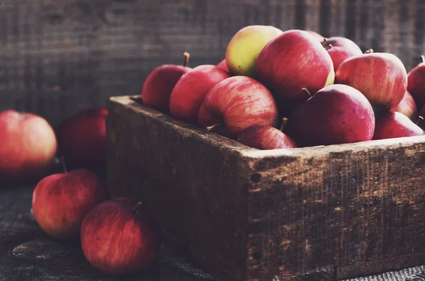 Caja de madera rústica con manzanas maduras con espacio vacío sobre fondo de madera — Foto de Stock