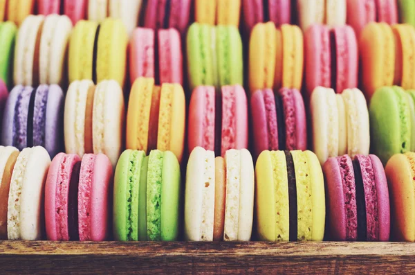 Mistura de macaroons - pistache, morango, amora, lavanda, baunilha — Fotografia de Stock