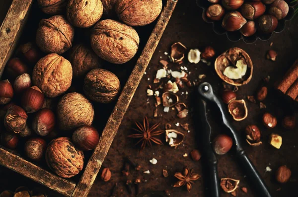 Nöt mix - hasselnötter och valnötter i rustik trälåda — Stockfoto