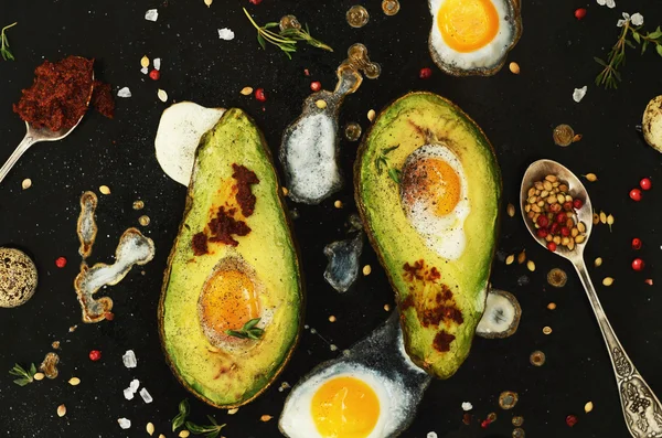 Diet lunch - baked avocado and quail egg topped with chilli sauce — Stock Photo, Image