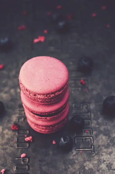 Stapel roze bitterkoekjes en verse bosbessen op metalen grange achtergrond — Stockfoto