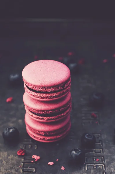 Stapel heerlijke bosbessen macaroon op donkere achtergrond — Stockfoto