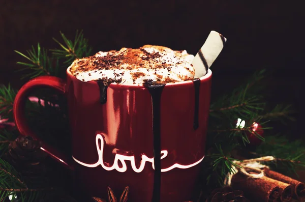 Rote Tasse mit heißer Schokolade mit Sahne, Nahaufnahme — Stockfoto