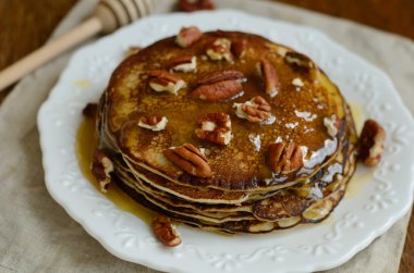 Beyaz porcel bal ve pekan fındık ile ev yapımı ince gözleme
