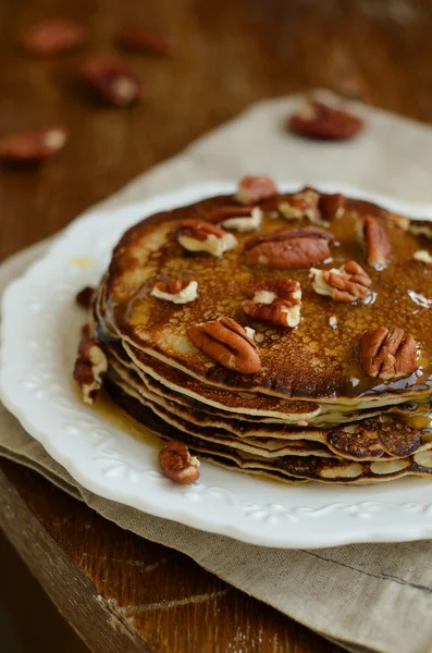 Crêpes fines maison au miel et noix de pécan sur porcel blanc — Photo