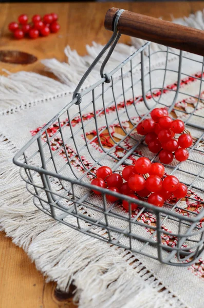 Bayas rojas de viburnum en cesta de alambre — Foto de Stock