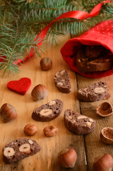 Décoration de Noël avec biscotti au chocolat et brindilles de pin — Photo