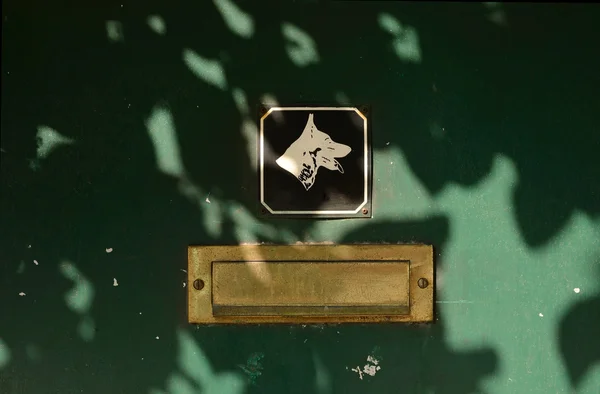 Hek deur teken boord "hond woont hier" — Stockfoto
