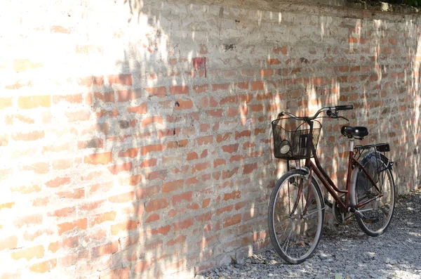Rower z koszyka opierane mur z cegły — Zdjęcie stockowe