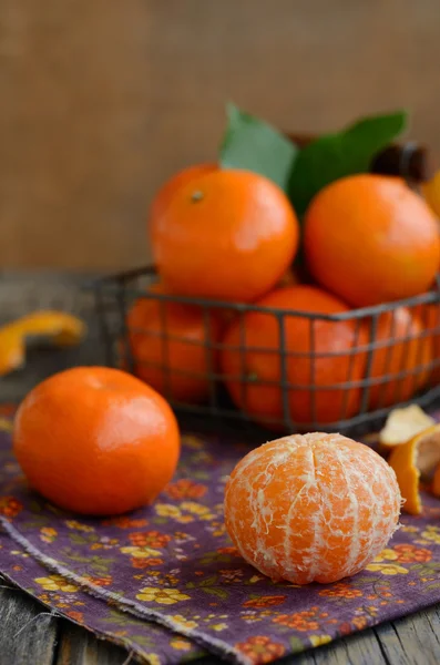 Mogen tangerine frukt och tråd korg full av mandariner — Stockfoto