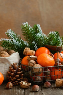 Mandalina ve boşaltmak woode tarih ile fındık ile Noel dekorasyon