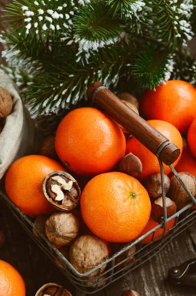 Decoración de Navidad con mandarinas, nueces y ramitas de pino —  Fotos de Stock