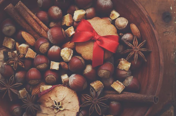 Decoratie met noten, gedroogde appels, specerijen en peperkoek cookies — Stockfoto