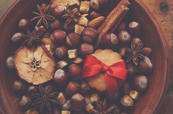 Dekoration mit Nüssen, getrockneten Äpfeln, Gewürzen und Lebkuchen — Stockfoto