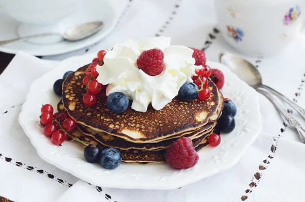 Breakfast with homemade thin pancakes with whipped cream and fre — Stock Photo, Image
