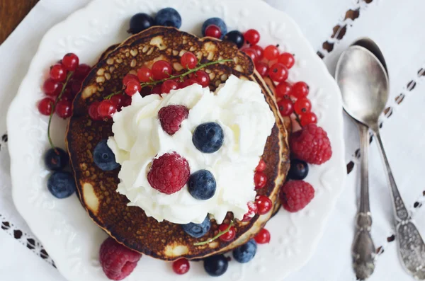 Crêpes fines maison à la crème fouettée et aux baies fraîches — Photo