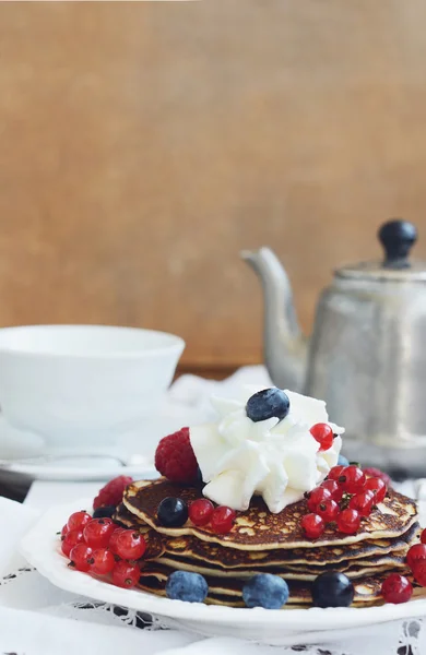 Desayuno con panqueques caseros con crema batida y bayas — Foto de Stock