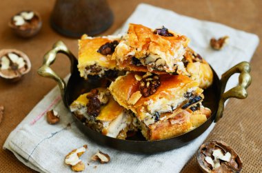 Tatlım, ceviz ve kuru üzüm ile ev yapımı baklava ile pirinç tepsi