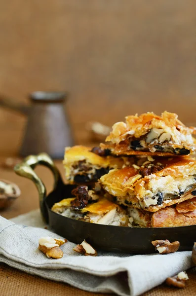 Baklava - traditionelle orientalische Süßigkeit mit Honig, Walnüssen und Rosinen — Stockfoto