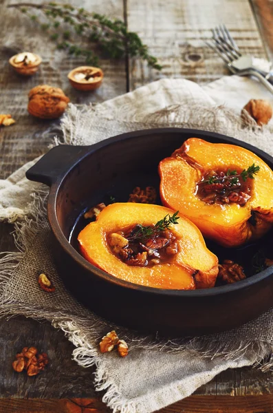 Membrillo al horno con miel, nuez y tomillo —  Fotos de Stock