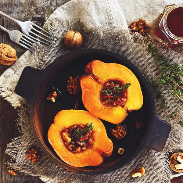 Quince baked with honey, walnut and thyme, square — Stock Photo, Image