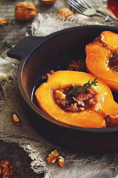 Bakade kvitten med honung, valnöt och timjan — Stockfoto