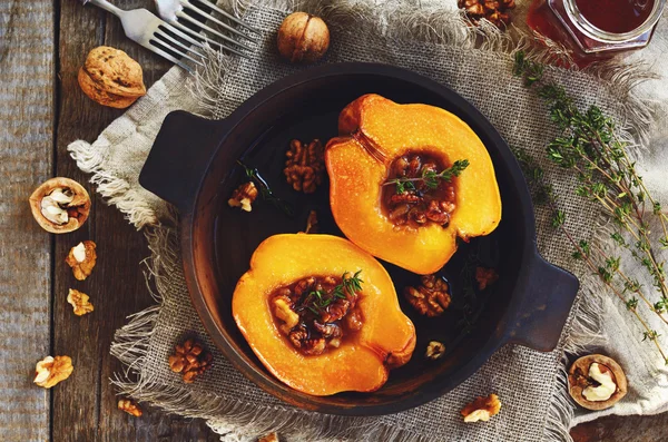 Membrillo al horno con miel, nuez y tomillo —  Fotos de Stock