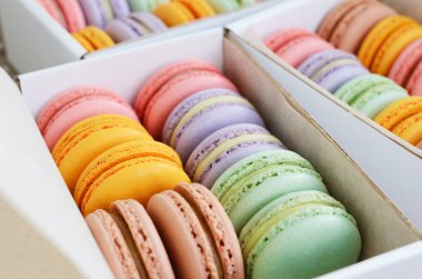 Renkli acıbadem kurabiyesi kutuları kümesi